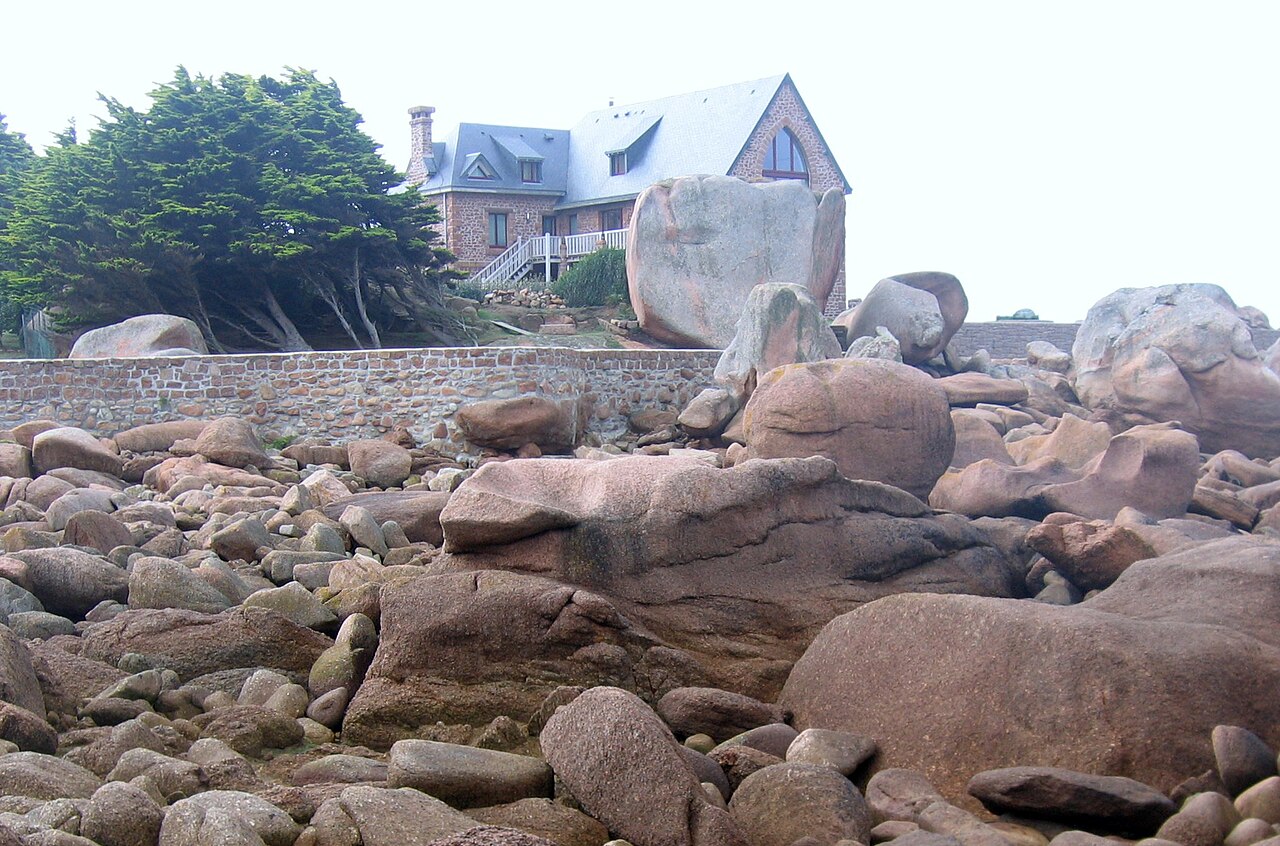 Chaos de granit rose le long du sentier des douaniers (GR 34) à Trégastel, dans les Côtes-d'Armor