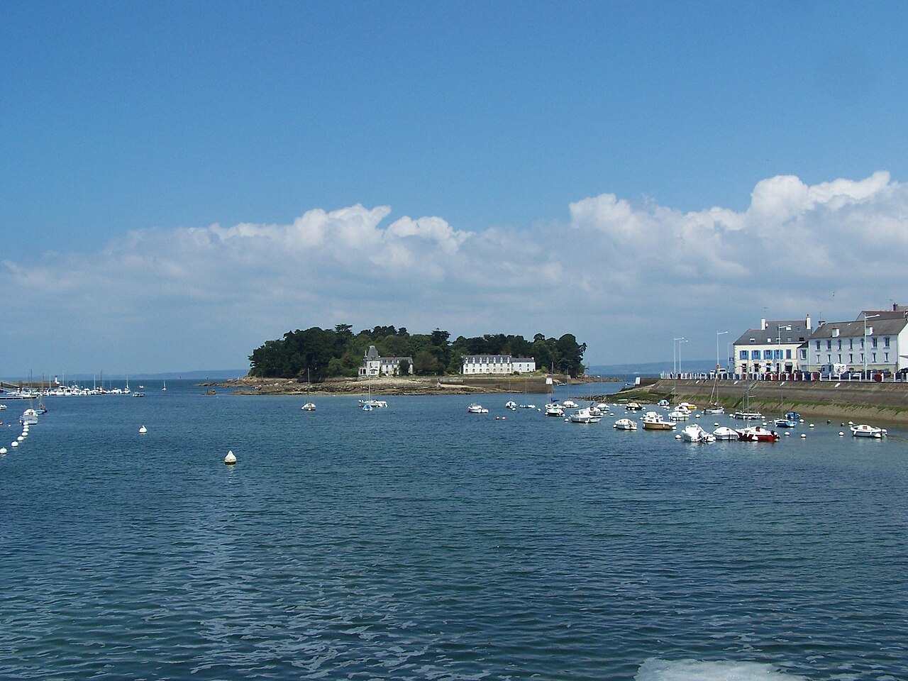 L'île Tristan dans la baie de Douarnenez, vue depuis Port-Rhu