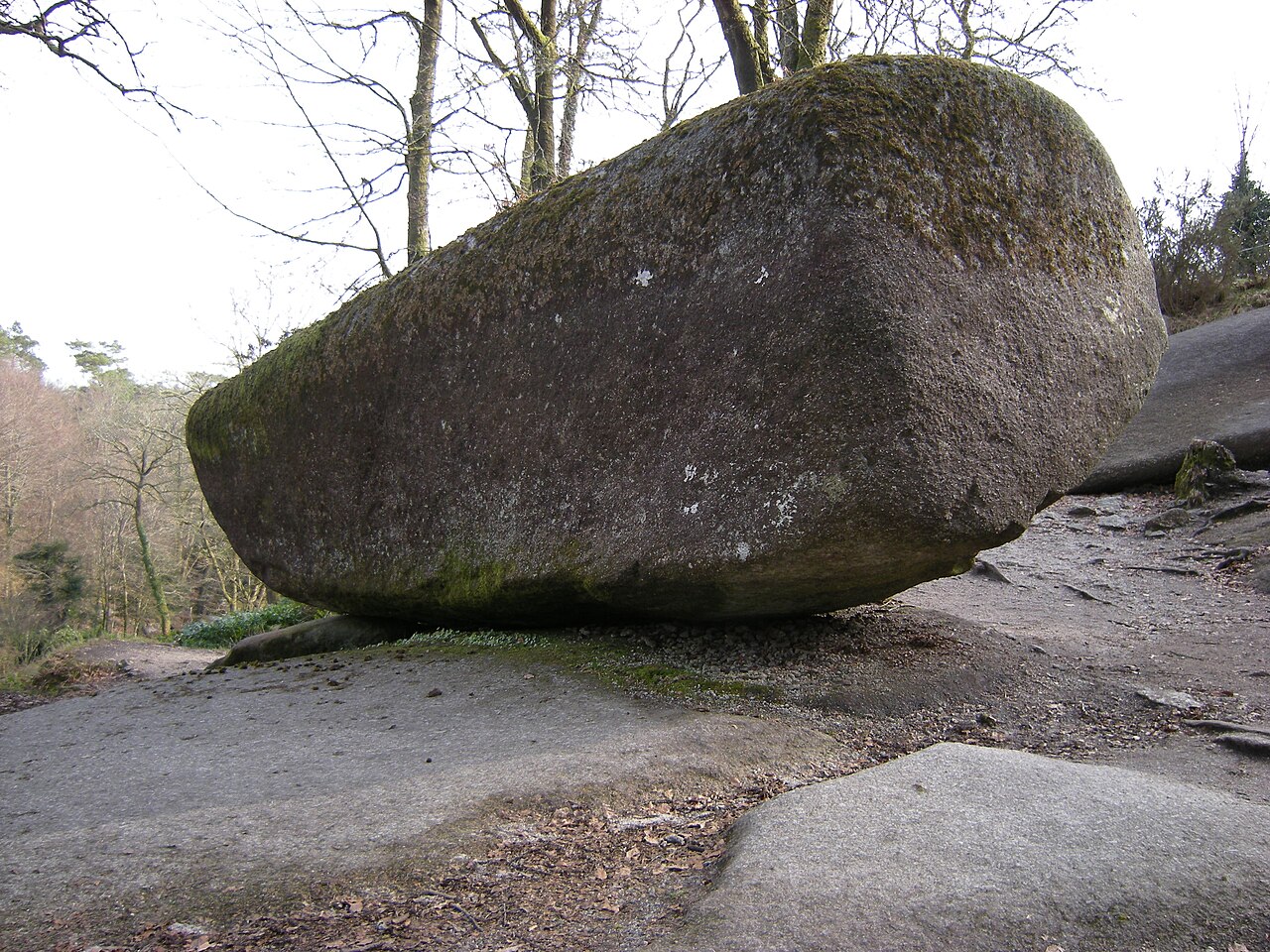 La roche tremblante de Huelgoat, énorme bloc de granit posé en équilibre dans la forêt