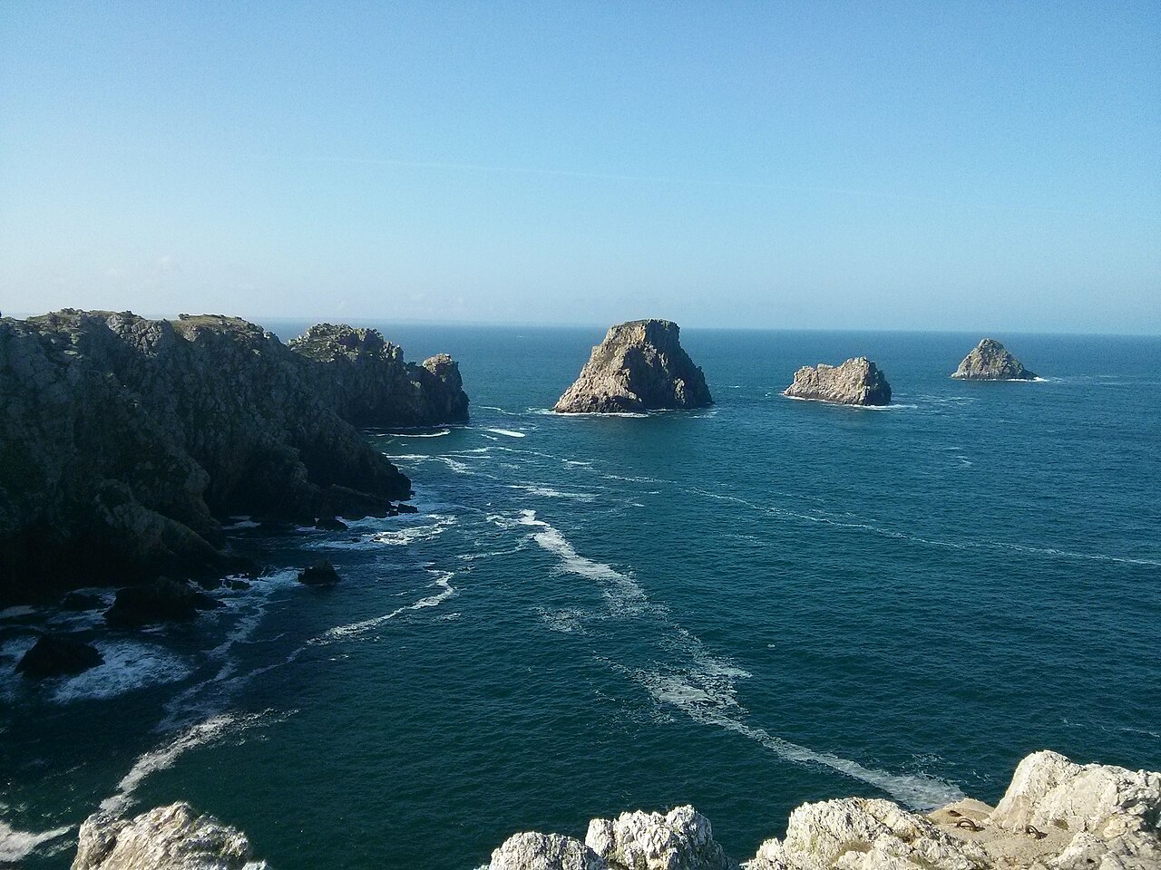 Les Tas de Pois au large de la pointe de Pen-Hir, sur la presqu'île de Crozon